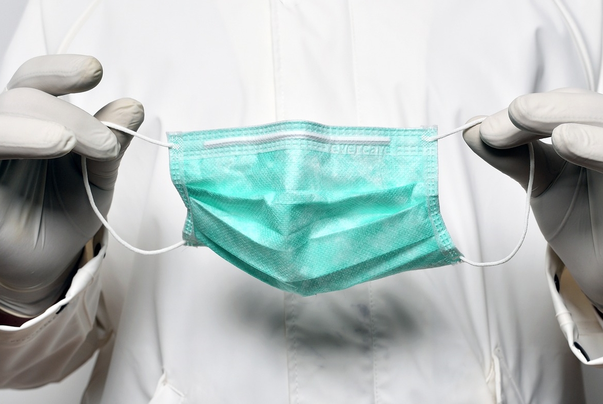 코로나 한창일 때 마스크 한 장 5만원에 판 약사 최후