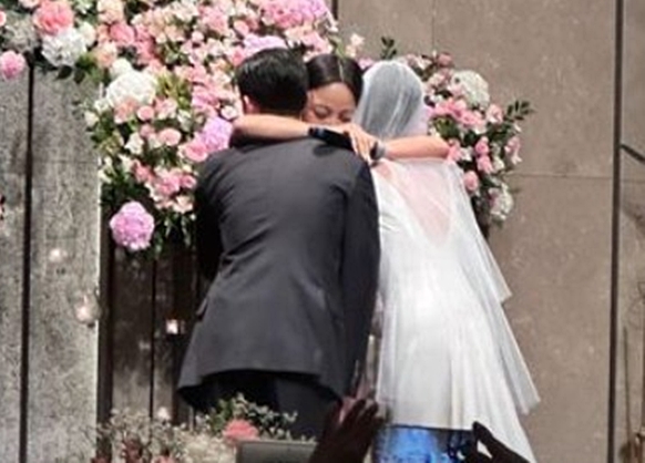 이효리가 댄서까지 대동해 결혼식 축가 불러준 친구는 누구?