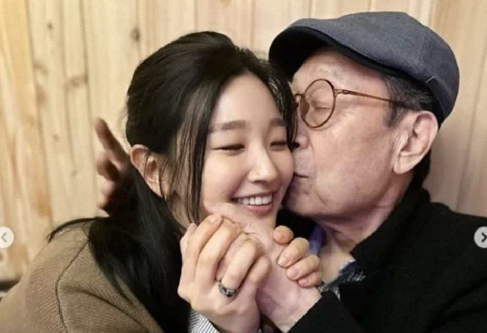 박소담, 신구와의 ‘뽀뽀샷’ 공개..무슨 사이?