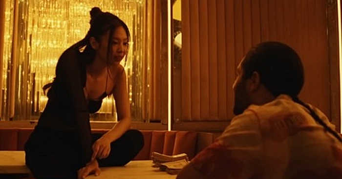 디 아이돌 2화, 제니가 위켄드 보며 한 대사…“걔가 나보다 XX 잘해?”