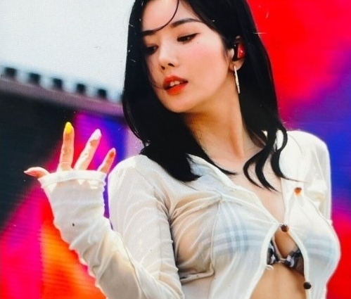 커뮤니티 달군 권은비 워터밤 움짤…“혼자 다 가진 몸매”