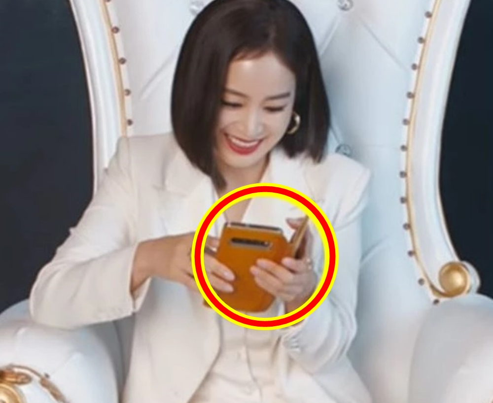 “우리 엄마거랑 똑같다” 김태희가 빠진 폰케이스 뭐길래?