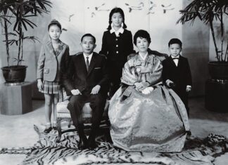 母 육영수 기일에 박근혜가 “오랜만에 왔다”며 찾은 이곳 박정희 가족사진