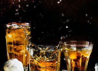 ‘비싸서 섞어 마셔요’ 위스키, 오픈런 사라진 자리에 하이볼만 남았다.