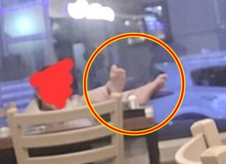 고깃집 식탁에 맨발 올린 아이, 더 황당한 엄마 반응이… 고깃집 맨발
