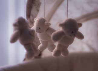 잘 때 침대에서 자꾸 떨어지는 4살 딸, 원인은? 아기 침대 모빌