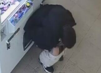 인형뽑기 가게 바닥에 똥 누고 간 초등학생 CCTV 무인점포 대변