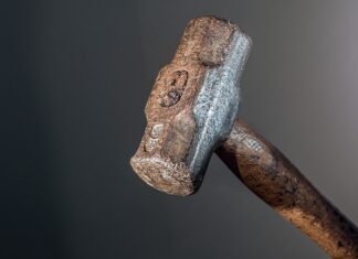 아들 내외 집 망치로 부수고 불 지른 아버지, 무슨 사연이길래? 망치