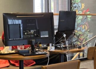 대형 모니터에 멀티탭…선 넘었다는 스벅 카공족 레전드