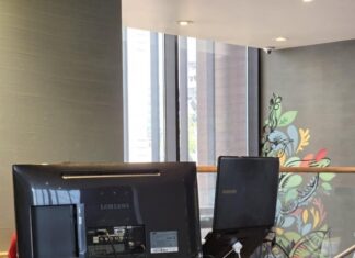 “이게 진짜야?”..스타벅스에 대형 모니터 설치한 ‘카공족’ 논란