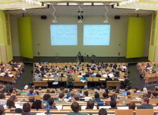 “여자라면 성관계 뒤엔 눈물 흘려라” 이상한 대학 강의 내용 대학 강의실