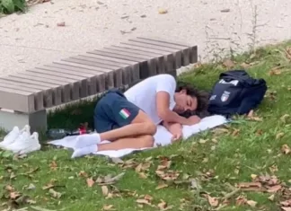 ‘가장 섹시한 수영선수’ 1위 뽑힌 선수 여기서 잠자다 포착