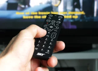 하루에 TV 5시간 이상 보는 사람에게 생기는 병 TV 리모컨