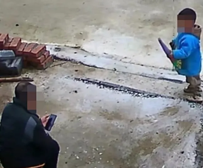 3살 손자 물에 빠져 죽어가는데…할아버지는 스마트폰 삼매경