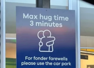 “3분 이상 끌어안지 마세요” 안내판 내건 국제공항 논란 뉴질랜드 공항