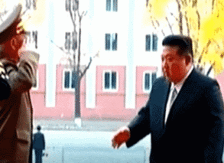 김정은이 악수 청했는데 바로 안 받은 北 장교…아찔한 영상