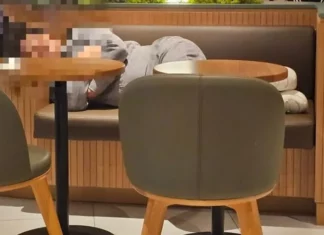 신발 신고 스벅 의자에 드러누운 민폐女…중국인 의심받는 이유