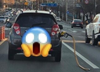 인천 도로서 차에 주유건 꽂은 채 달린 50대 여성 사진